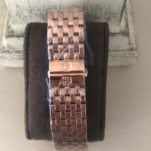 Rose gold stainless watch - Picture 2 of 5